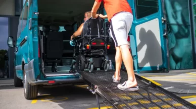 Accidentes con furgonetas adaptadas para sillas de ruedas: cómo abordar la negligencia y buscar justicia para los pasajeros vulnerables
